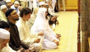 justin-trudeau-praying-in-mosque-e1445507570315